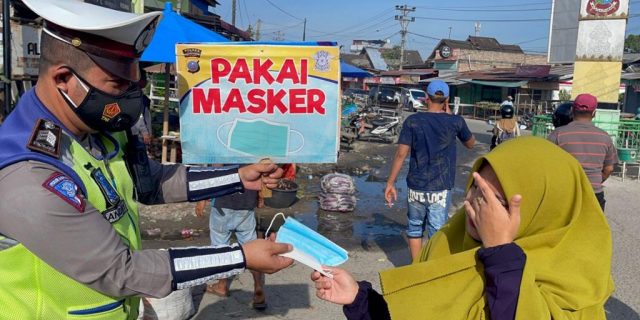 Sat Lantas Polres Tanjung Balai Bagikan Masker Kepada Pengendara