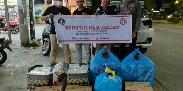 Peduli Sesama, Komunitas Barnas Bagikan Nasi Kepada Abang Becak Dan Gepeng