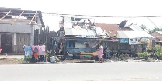 Diterpa Hujan Deras Dan Puting Beliung, Puluhan Rumah di Medan Utara Porak Poranda