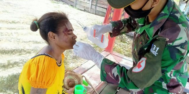 Satgas Yonif 131/Brs Bantu Obati Warga Korban Kecelakaan Lalu Lintas