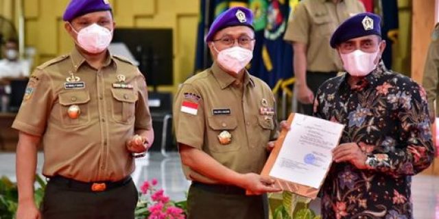 Zulkifli Hasan Sematkan Baret IARMI Kepada Gubsu