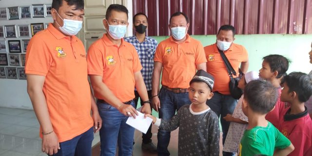 Ketua Pewarta Santuni Puluhan Anak Yatim