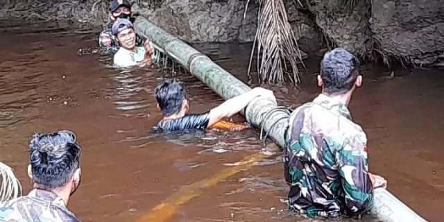 Satgas Yonif 144/JY dan Warga di Perbatasan Gotong Royong Perbaiki Saluran Pipa Air