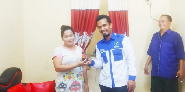 Mpuh Sembiring Berikan Bantuan Minyak Kudus Kepada Korban Penganiayaan Pedagang Pasar Gambir