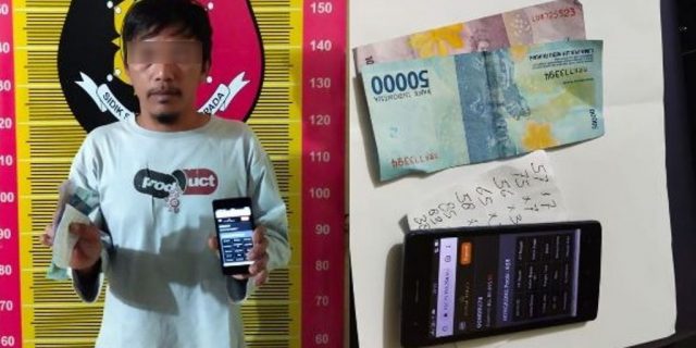 Lagi Masang Taruhan, Pemain Judi Togel Online Ini Ditangkap Polisi