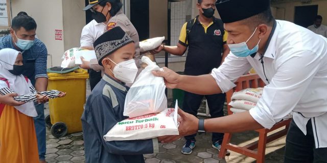Polsek Medan Baru Bagikan Sembako dan Santuni Anak Yatim