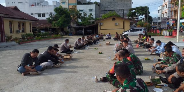 Usai Apel Pagi, Kapolsek Kota Pinang Ajak Personil Sarapan Bersama