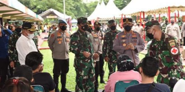 Kapolri dan Panglima TNI Tinjau Vaksinasi di Medan
