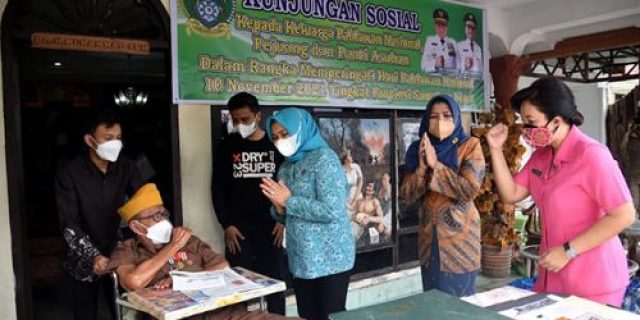 Peringati Hari Pahlawan, Nawal Lubis Serahkan Bantuan Kepada Keluarga Pejuang dan Panti Asuhan