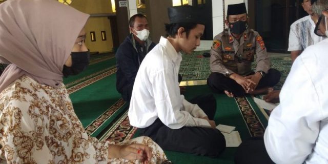 Kapolsek Saksikan Pernikahan Tahanan Kasus Jambret