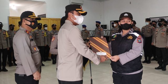 Kapolres Sibolga Beri Penghargaan Kepada Personil dan Relawan Vaksinator