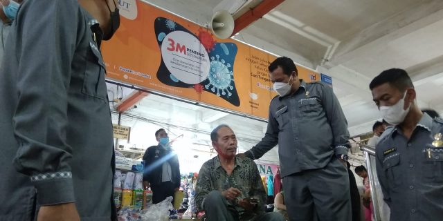 Direksi PUD Pasar Medan Ingatkan Kapas Pusat Pasar Tata Pedagang di Tangga Masuk