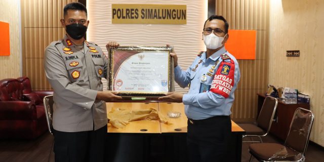 Aktif Berikan Bantuan Vaksinasi di LP Kelas II-A, Kapolres Ini Terima Penghargaan dari Kemenkumham