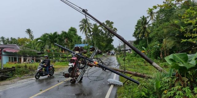 Usai Diterjang Cuaca Ekstrem, Kondisi Listrik di Pulau Nias Kembali Pulih 100%