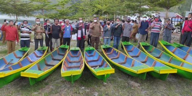 Pemprovsu Serahkan 15 Ribu Benih Ikan dan 10 Sampan