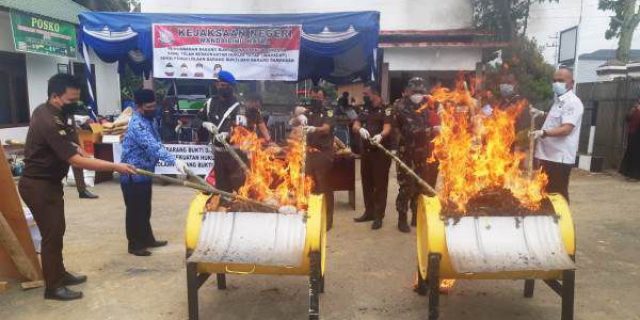 Kejari Madina Musnhakan Barang Bukti Kasus Narkotika