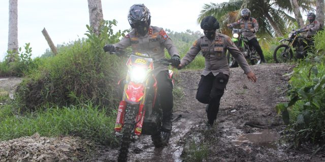 Tempuh Puluhan Kilometer, Kapoldasu dan Pangdam I/BB Ajak Masyarakat Pedalaman tidak Takut Divaksin