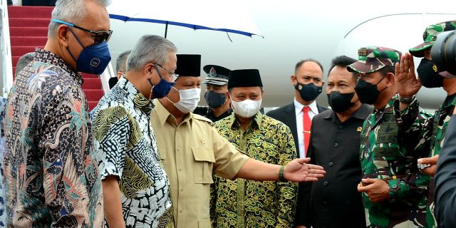 Pangdam III/Slw Dampingi Menhan RI Sambut Kunjungan PM Malaysia di Bandung