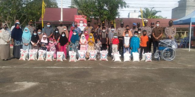 Kapolsek Kota Pinang Santuni Anak Yatim dan Bagikan Kursi Roda Untuk Lansia