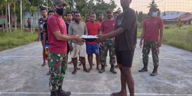 Bangkitkan Semangat Berolah Raga, Satgas Pamtas Yonif 131/Brs Bagikan Perlengkapan