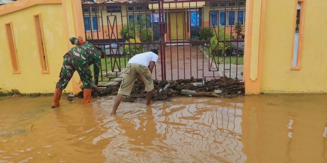 Terendam Banjir, Batalyon Arhanud 11/WBY Bantu Masyarakat Bersihkan Rumah dan Lingkungan