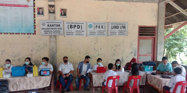 Warga Desa Sisarahili Susua Ikuti Vaksinasi Covid-19