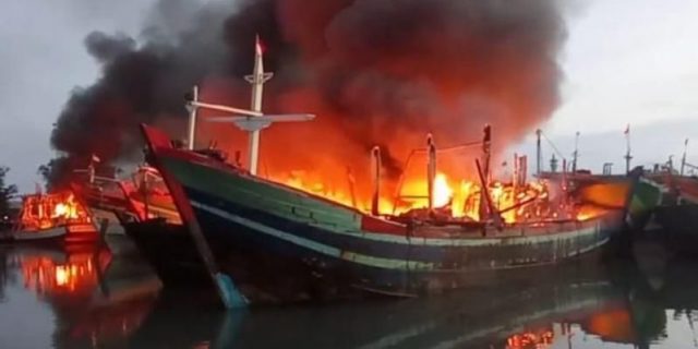 Belum Tau Penyebab, Belasan Kapal di Pelabuhan Ini Terbakar