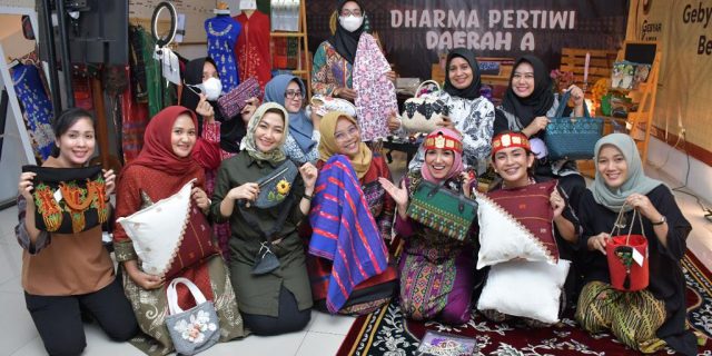 Kembangkan Ekonomi Kreatif, Dharma Pertiwi Daerah A Promosikan Produk Kerajinan Lokal