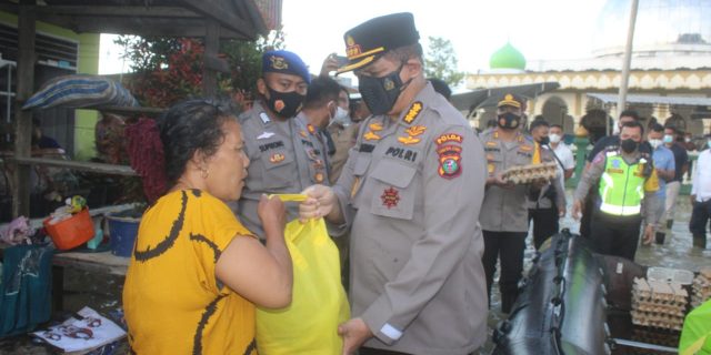 Kapolres Sergai Dampingi Irwasda Poldasu Memberikan Bantuan Untuk Korban Banjir