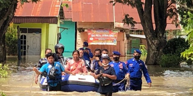 Poldasu Bantu Evakuasi Warga Korban Banjir