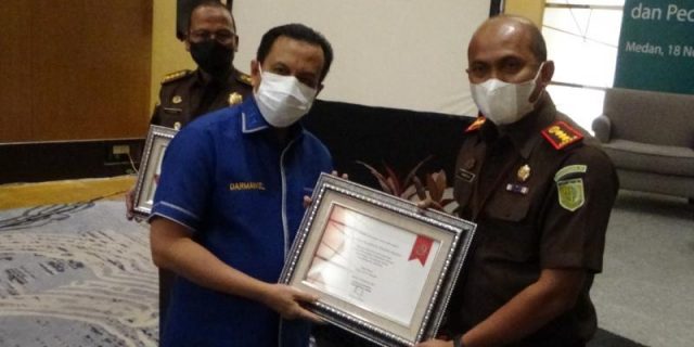 Kejari Medan Terima Penghargaan Program Rehabilitasi Penyalahgunaan Narkoba