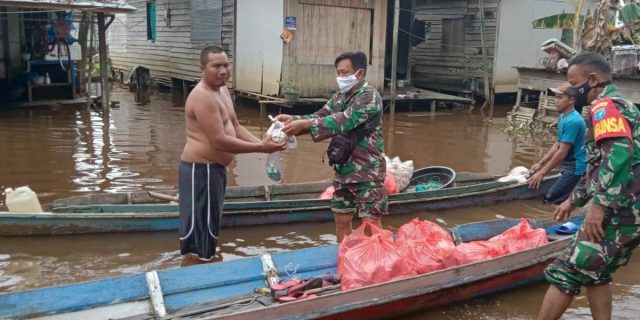 Dapur Umum Kodim Sampit Bagikan Nasi Bungkus Kepada Warga Terdampak Banjir