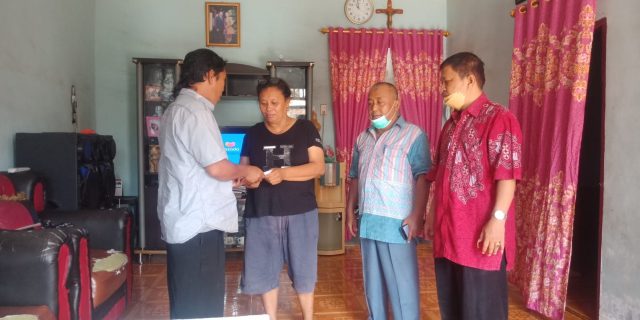 PWI Sumut Serahkan Bantuan Kepada Keluarga Almarhum Alamsyah Siregar dan Togang Sitorus