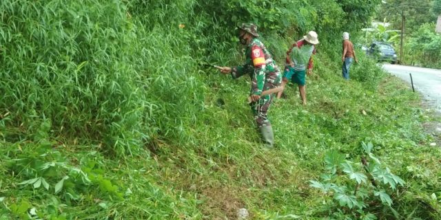 Jaga Lingkungan Tetap Bersih, Babinsa dan Warga Adakan Gotong Goyong