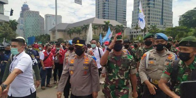 Temui Massa Buruh di Patung Kuda, Kapolda Metro Jaya Bagi-bagi Roti