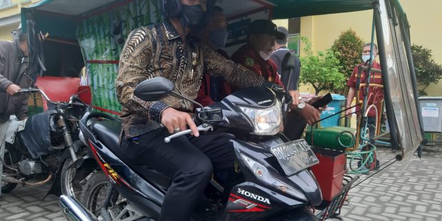 Tinjau Pasar Kapuas, Direksi PUD Pasar Naik Betor dan Adu Cepat Kukur Kelapa