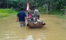 Terdampak Banjir, Satgas Pamtas Yonif Mekanis 643/Wns Bantu Antar Jemput Anak Sekolah