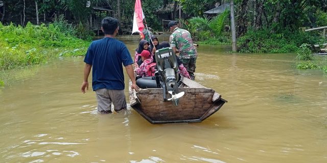 Terdampak Banjir, Satgas Pamtas Yonif Mekanis 643/Wns Bantu Antar Jemput Anak Sekolah