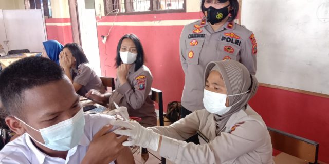 Kapolsek Tuntungan Tinjau Kegiatan Vaksinasi Tahap II di SMK Muhammadiyah 9