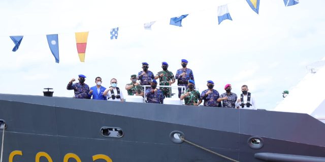 Mayjen TNI Hasanuddin Terima Brevet Kehormatan Bhayangkara Bahari