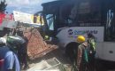 Bus Ini Tabrak Pos Lantas