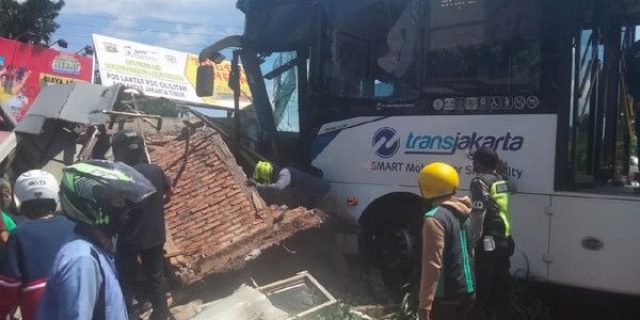 Bus Ini Tabrak Pos Lantas