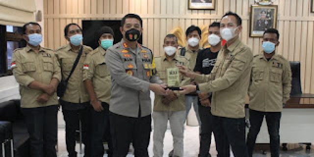 Kapolres Karawang Dapat Kejutan dari IJTI