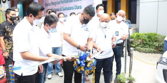 Wali Kota Medan Resmikan SPKLU Pertama di Sumut