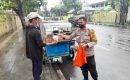 Polsek Medan Baru Bagikan 100 Nasi Bungkus Kepada Masyarakat