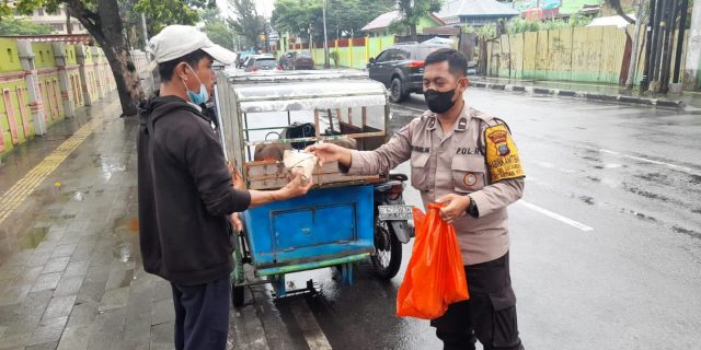 Polsek Medan Baru Bagikan 100 Nasi Bungkus Kepada Masyarakat