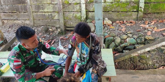 Prajurit Satgas Pamtas Yonif 126/KC Rutin Memberikan Layanan Kesehatan Kepada Masyarakat