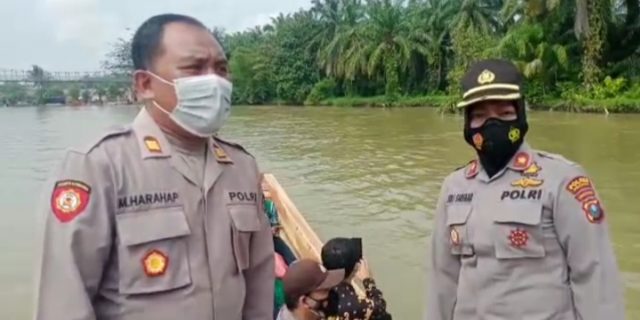 Demi Percepat Vaksinasi, Personil Polres Asahan Naik Sampan ke Desa Padang Mahondang