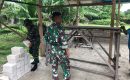 Tingkatkan Komsos, Anggota Pos Koramil Porto Haria Gotong Royong Bangun Poskamling