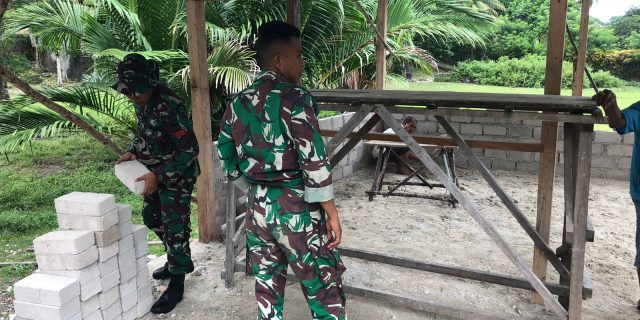 Tingkatkan Komsos, Anggota Pos Koramil Porto Haria Gotong Royong Bangun Poskamling